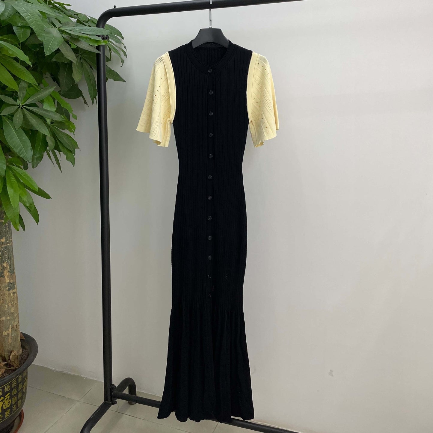 Vestido de punto de cola de pez fino, calado y ajustado en la cintura