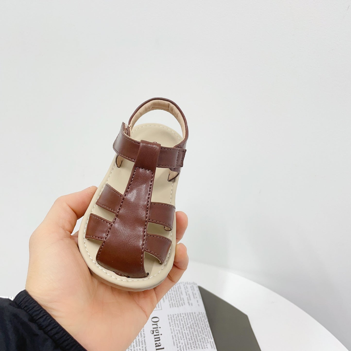 Simple Solid Color Closed Toe Anti-kick Hollow Bird's Nest Sandal