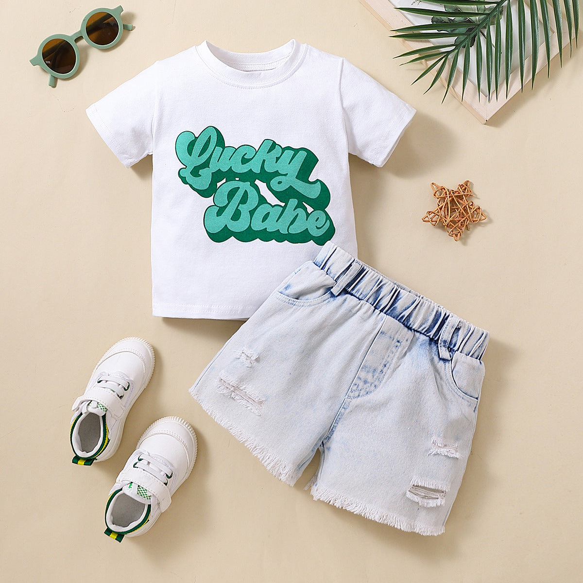 Traje de mezclilla de manga corta con letras para niños y pantalones cortos con agujeros