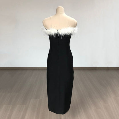 Vestido de una pieza con escote en forma de tubo y abertura alta con pelo de avestruz en contraste de color y hombros descubiertos de estilo europeo y americano