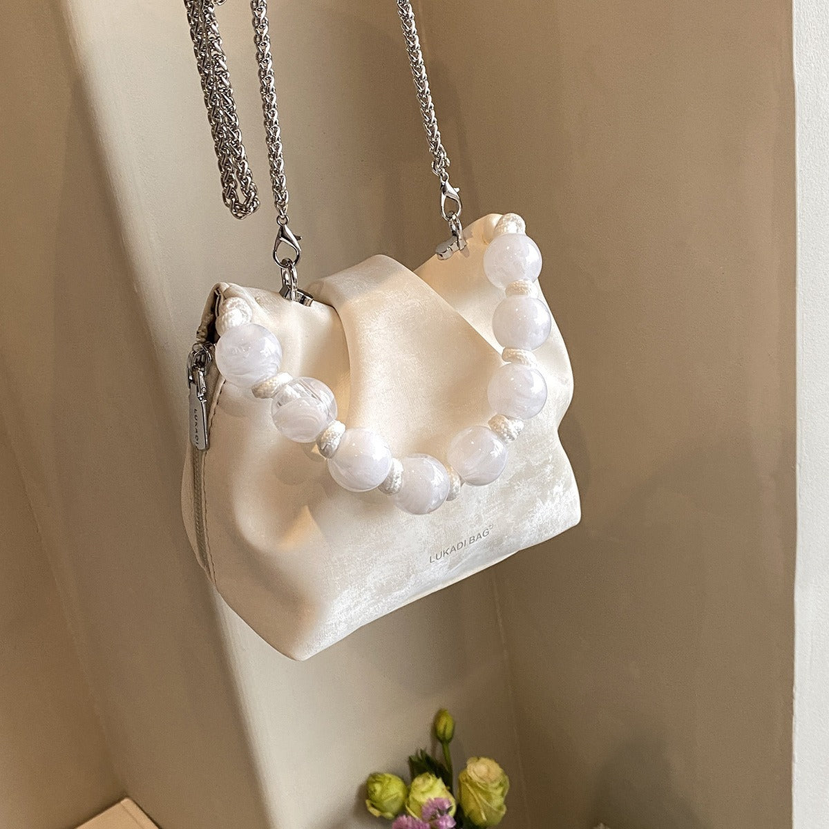 Damen Umhängetasche mit Kette und Perlen