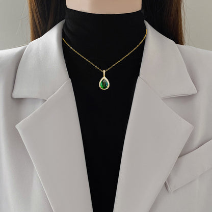 Conjunto de collar y pendientes con microincrustaciones de beccarita y gotas de agua de acero de titanio
