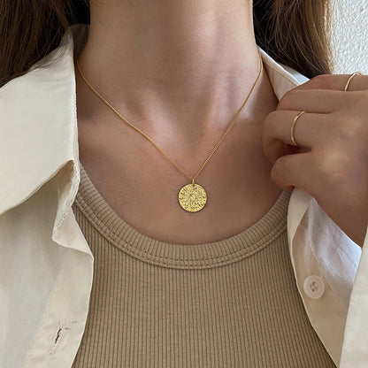 Collar de oro con diseño de nicho de estilo europeo y americano de moda