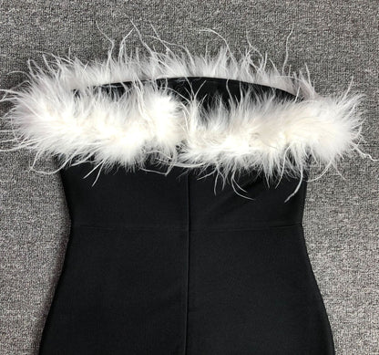 Vestido de una pieza con escote en forma de tubo y abertura alta con pelo de avestruz en contraste de color y hombros descubiertos de estilo europeo y americano