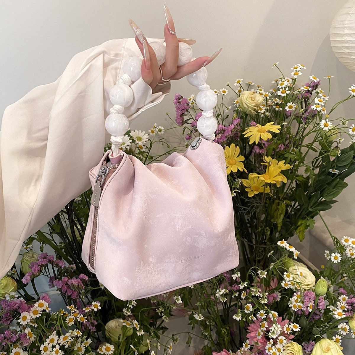 Damen Umhängetasche mit Kette und Perlen
