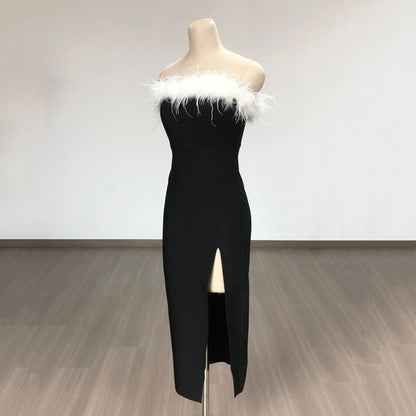 Vestido de una pieza con escote en forma de tubo y abertura alta con pelo de avestruz en contraste de color y hombros descubiertos de estilo europeo y americano