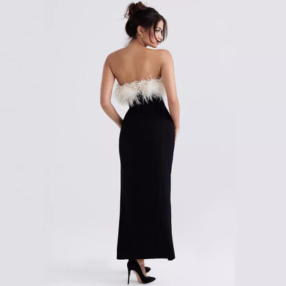 Vestido de una pieza con escote en forma de tubo y abertura alta con pelo de avestruz en contraste de color y hombros descubiertos de estilo europeo y americano