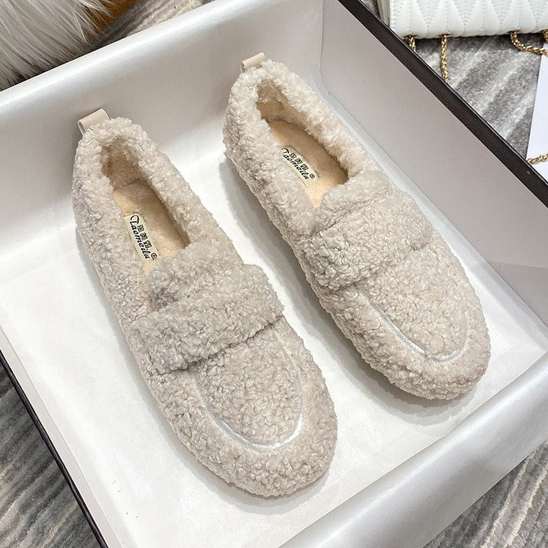 Women wearing plush shoes for winter outings to keep warm, add plush and thicken, and put on bean shoes with one foot. Fairy lamb thick soles, large cotton shoes