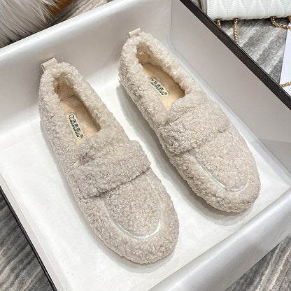 Women wearing plush shoes for winter outings to keep warm, add plush and thicken, and put on bean shoes with one foot. Fairy lamb thick soles, large cotton shoes