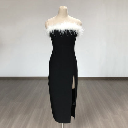Vestido de una pieza con escote en forma de tubo y abertura alta con pelo de avestruz en contraste de color y hombros descubiertos de estilo europeo y americano