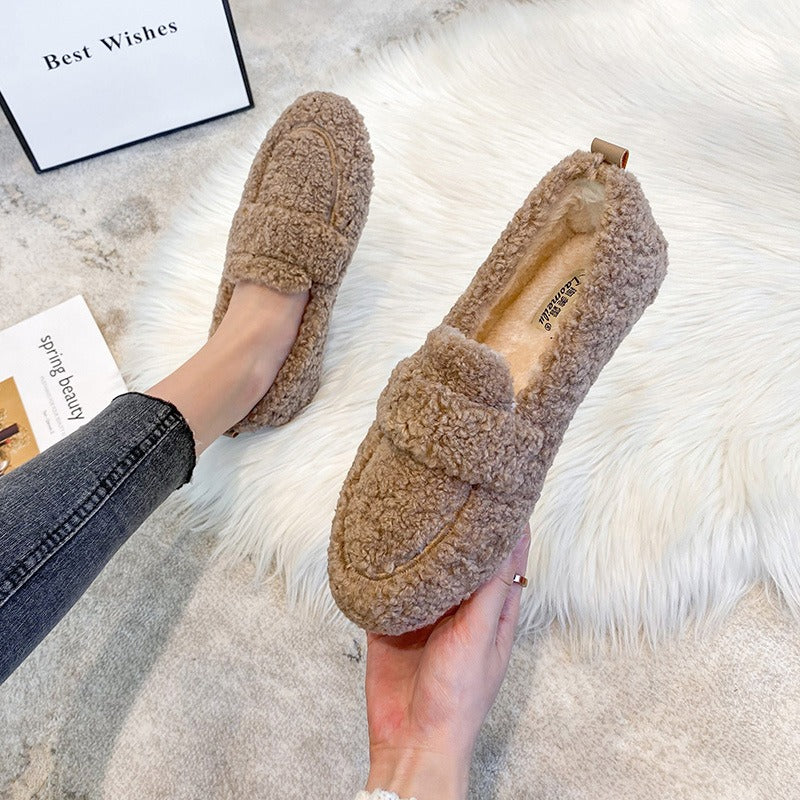 Women wearing plush shoes for winter outings to keep warm, add plush and thicken, and put on bean shoes with one foot. Fairy lamb thick soles, large cotton shoes
