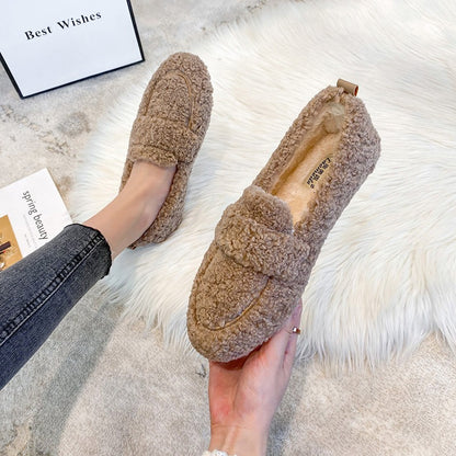 Women wearing plush shoes for winter outings to keep warm, add plush and thicken, and put on bean shoes with one foot. Fairy lamb thick soles, large cotton shoes