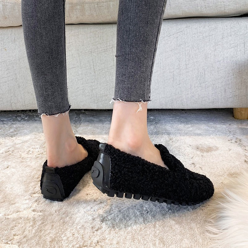 Women wearing plush shoes for winter outings to keep warm, add plush and thicken, and put on bean shoes with one foot. Fairy lamb thick soles, large cotton shoes