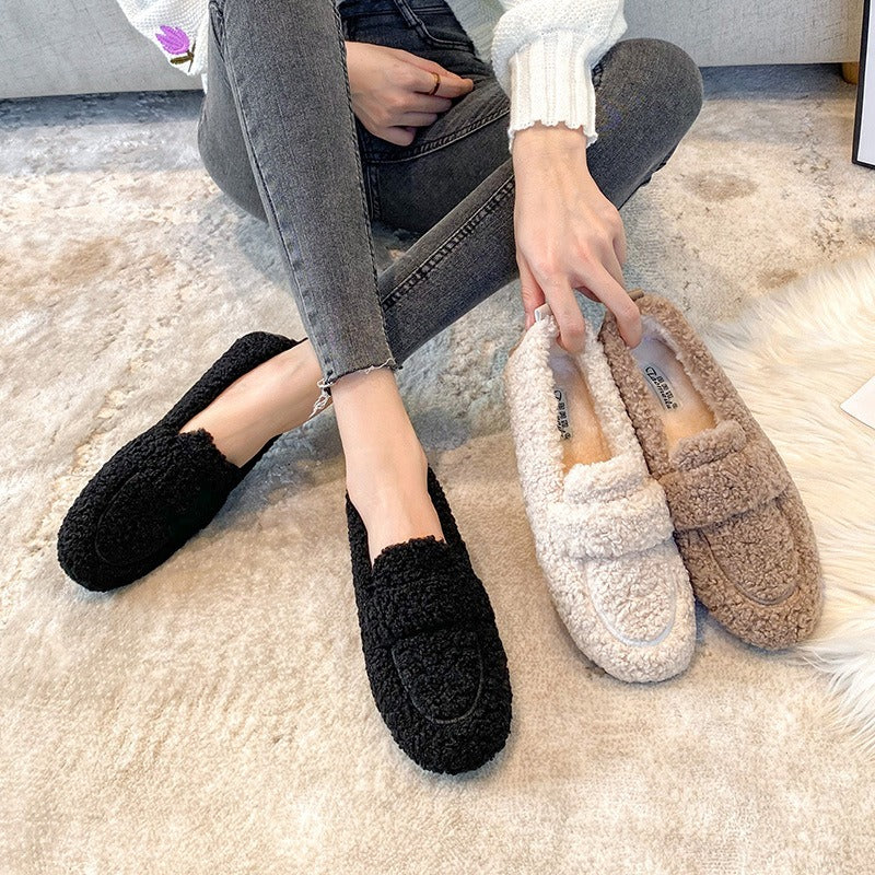Women wearing plush shoes for winter outings to keep warm, add plush and thicken, and put on bean shoes with one foot. Fairy lamb thick soles, large cotton shoes