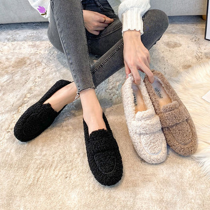 Women wearing plush shoes for winter outings to keep warm, add plush and thicken, and put on bean shoes with one foot. Fairy lamb thick soles, large cotton shoes