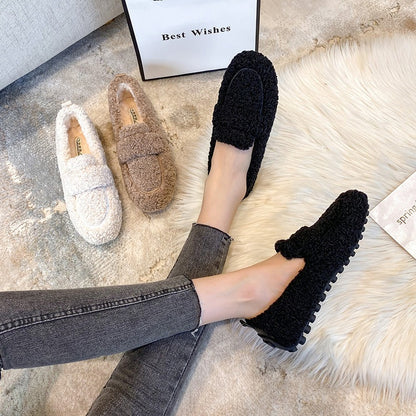 Women wearing plush shoes for winter outings to keep warm, add plush and thicken, and put on bean shoes with one foot. Fairy lamb thick soles, large cotton shoes