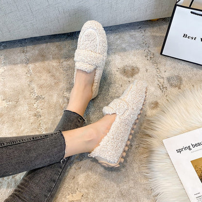 Women wearing plush shoes for winter outings to keep warm, add plush and thicken, and put on bean shoes with one foot. Fairy lamb thick soles, large cotton shoes