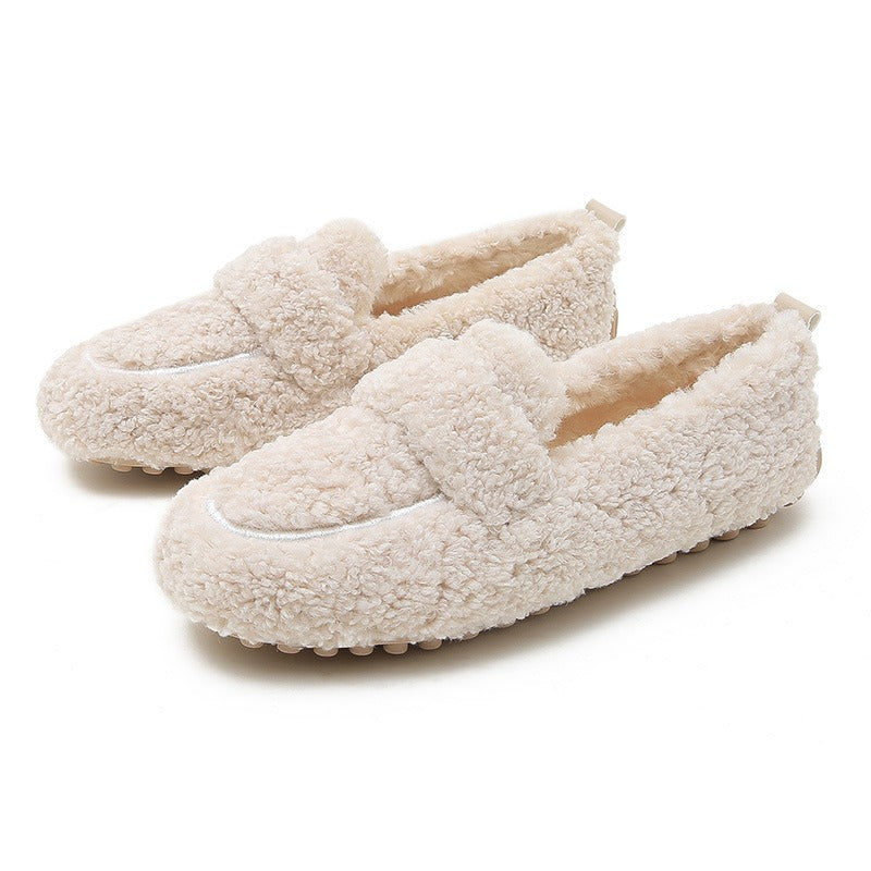 Women wearing plush shoes for winter outings to keep warm, add plush and thicken, and put on bean shoes with one foot. Fairy lamb thick soles, large cotton shoes