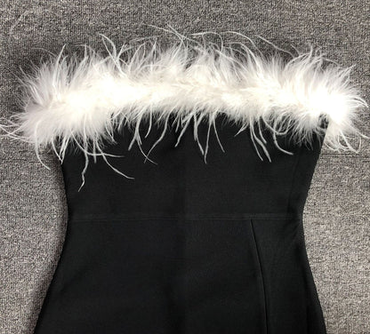 Vestido de una pieza con escote en forma de tubo y abertura alta con pelo de avestruz en contraste de color y hombros descubiertos de estilo europeo y americano