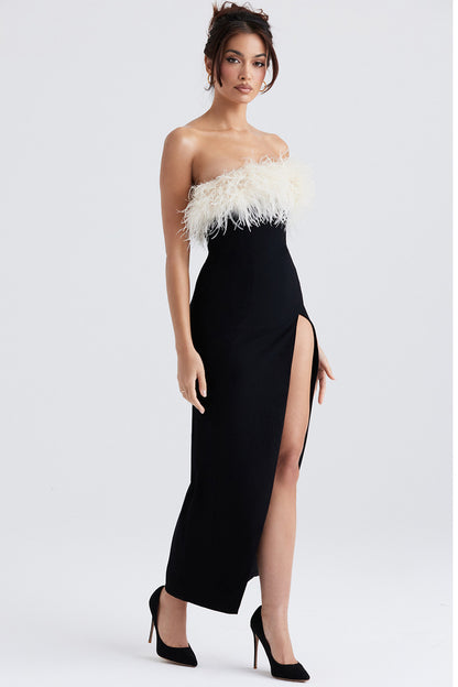 Vestido de una pieza con escote en forma de tubo y abertura alta con pelo de avestruz en contraste de color y hombros descubiertos de estilo europeo y americano