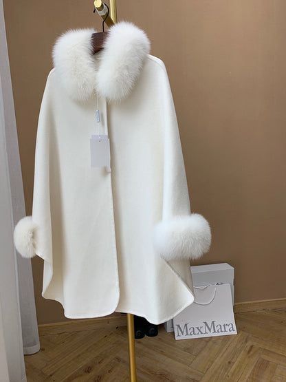 Gewellter Kaschmirmantel mit Cape-Fuchspelzkragen