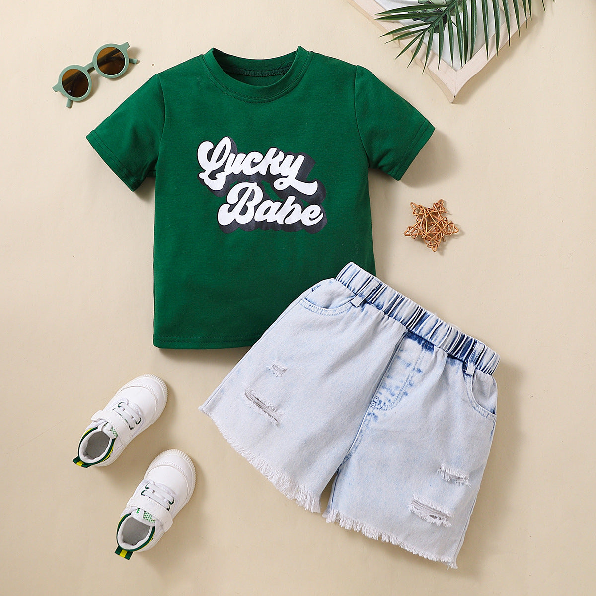 Traje de mezclilla de manga corta con letras para niños y pantalones cortos con agujeros