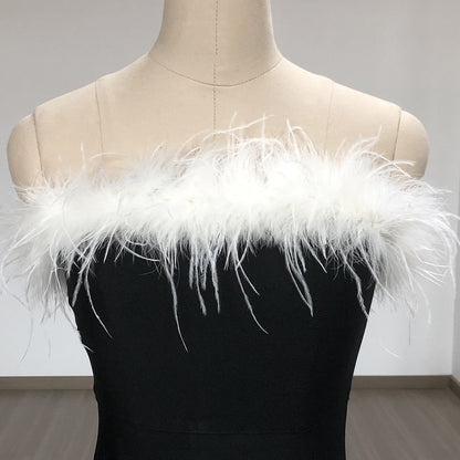 Vestido de una pieza con escote en forma de tubo y abertura alta con pelo de avestruz en contraste de color y hombros descubiertos de estilo europeo y americano