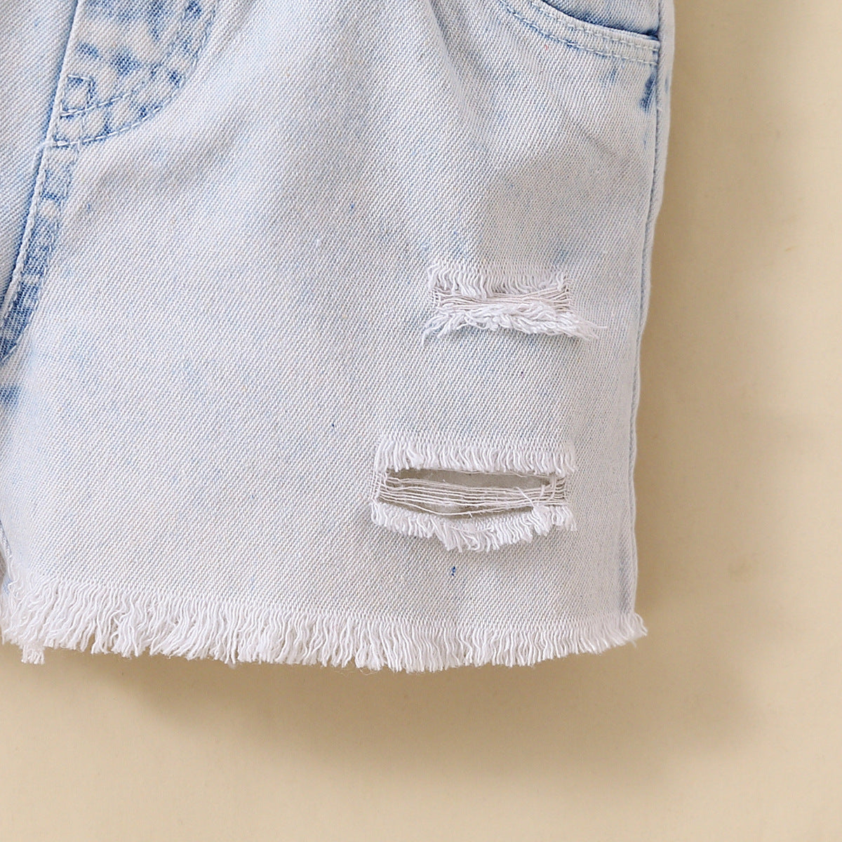 Traje de mezclilla de manga corta con letras para niños y pantalones cortos con agujeros